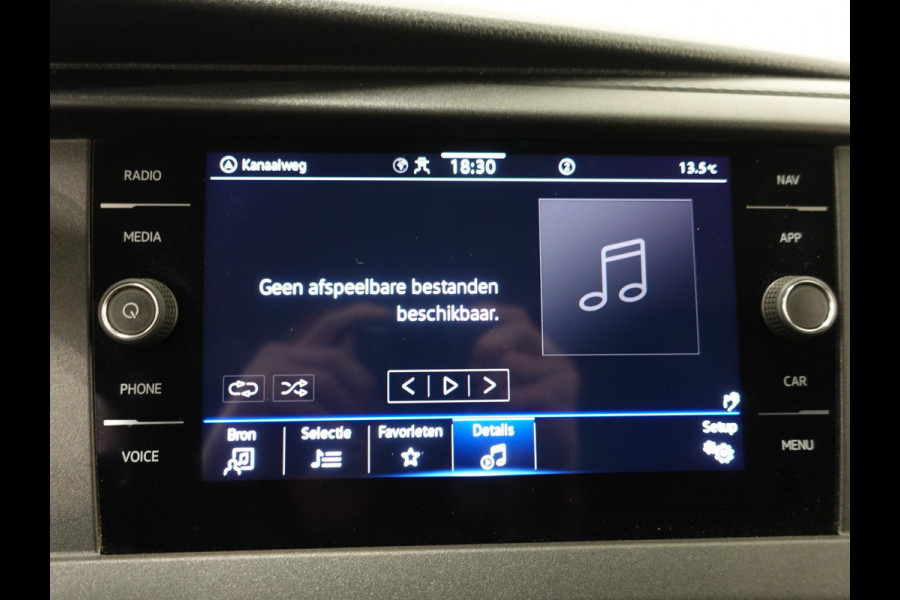 Volkswagen Transporter 2.0 TDI L2H1 102pk Airco Cruisecontrol Navigatie Apple Carplay parkeersensoren