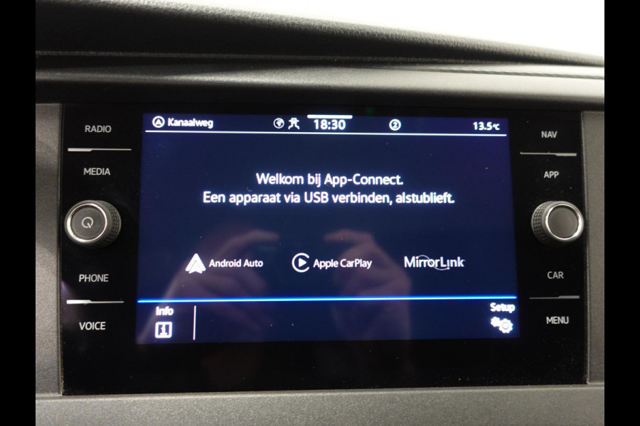 Volkswagen Transporter 2.0 TDI L2H1 102pk Airco Cruisecontrol Navigatie Apple Carplay parkeersensoren