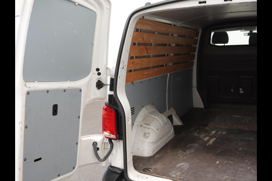 Volkswagen Transporter 2.0 TDI L2H1 102pk Airco Cruisecontrol Navigatie Apple Carplay parkeersensoren