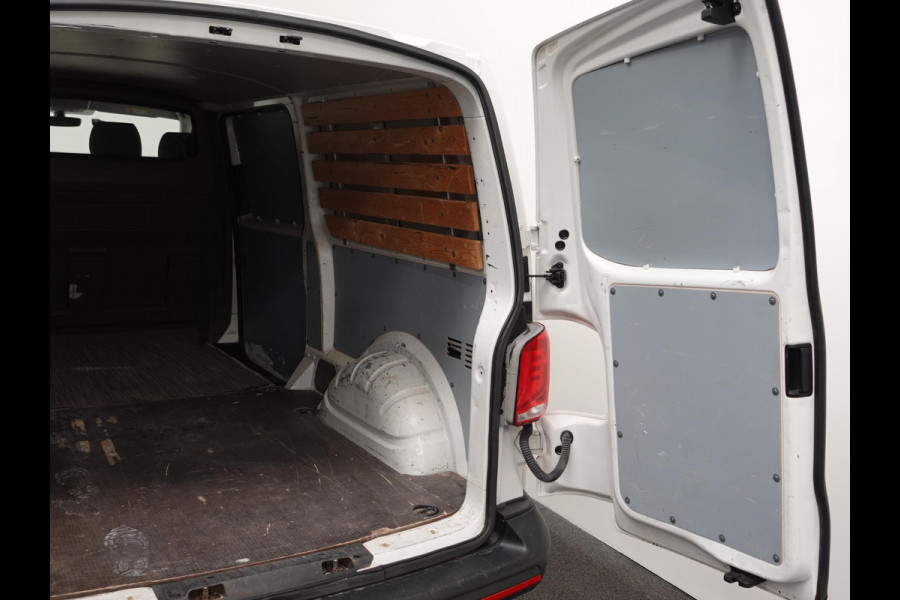 Volkswagen Transporter 2.0 TDI L2H1 102pk Airco Cruisecontrol Navigatie Apple Carplay parkeersensoren