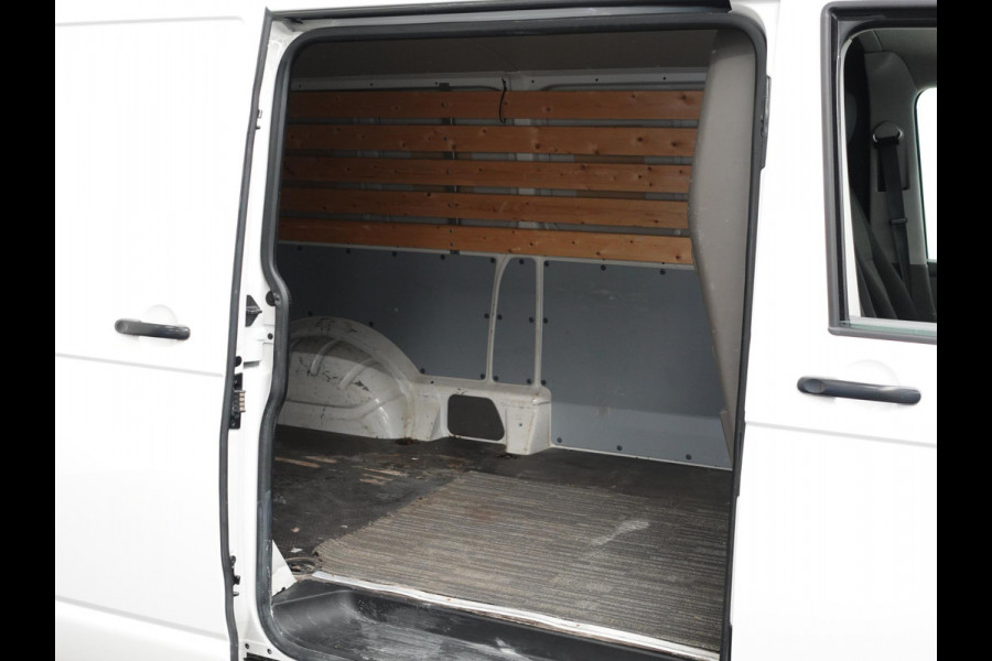 Volkswagen Transporter 2.0 TDI L2H1 102pk Airco Cruisecontrol Navigatie Apple Carplay parkeersensoren