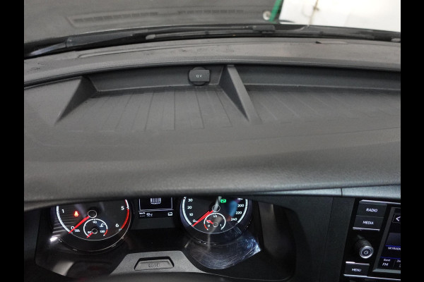 Volkswagen Transporter 150pk Automaat L2H1 High line Airco Cruise Navi Parkeersensoren