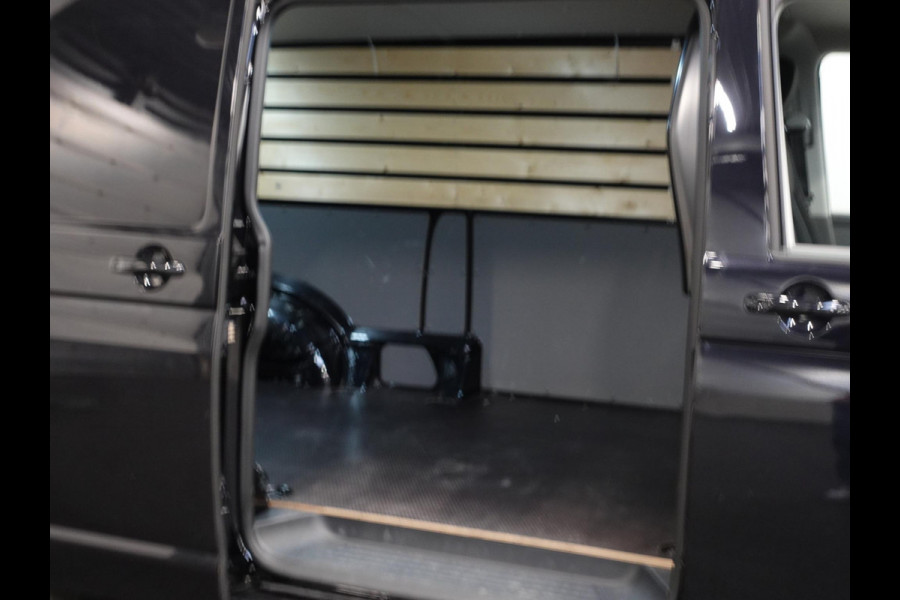 Volkswagen Transporter 150pk Automaat L2H1 High line Airco Cruise Navi Parkeersensoren