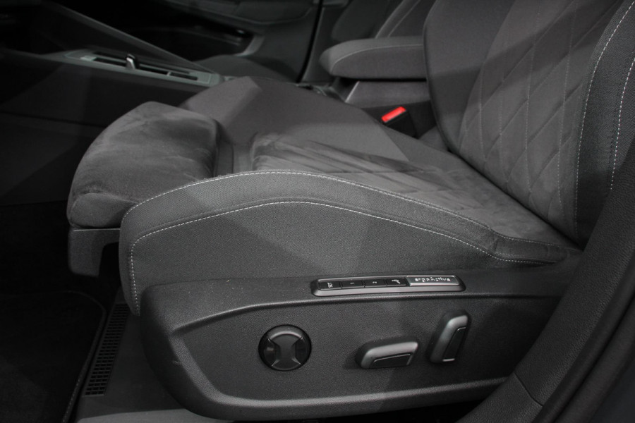 Volkswagen Golf 1.5 eTSI 150pk DSG Style Demo! | Navigatie | Climate control | Camera | PDSC | DAB | Led | Adaptive Cruise control