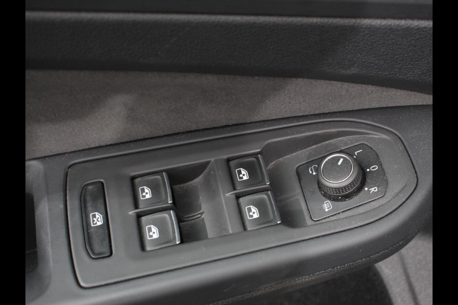 Volkswagen Golf 1.5 eTSI 150pk DSG Style Climate control Adaptive cruise control Navigatie LED Sfeerverlichting Voorstoelen verwarmd Apple Carplay/ Android Auto Lichtmetalen Velgen