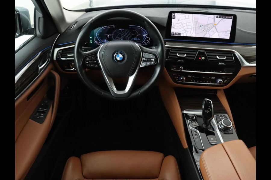 BMW 5 Serie 520e Business Edition Plus | Adaptive cruise | 360 Camera | Luxury Line | Trekhaak | Laserlight | Leder | Stoelverwarming | Live Cockpit | Navigatie | Keyless