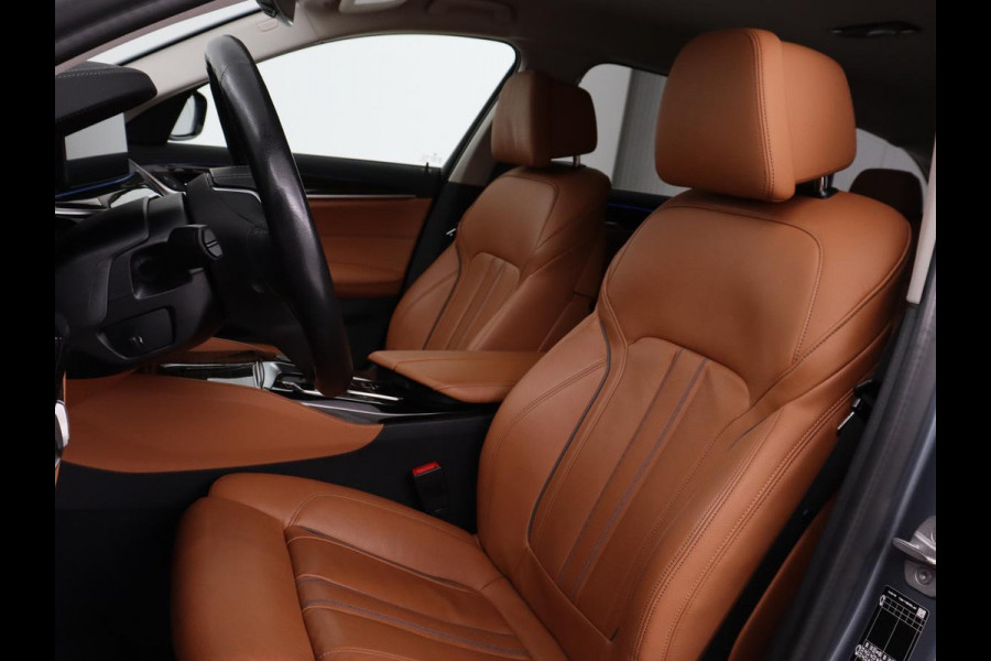 BMW 5 Serie 520e Business Edition Plus | Adaptive cruise | 360 Camera | Luxury Line | Trekhaak | Laserlight | Leder | Stoelverwarming | Live Cockpit | Navigatie | Keyless