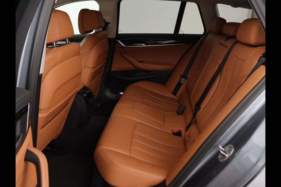 BMW 5 Serie 520e Business Edition Plus | Adaptive cruise | 360 Camera | Luxury Line | Trekhaak | Laserlight | Leder | Stoelverwarming | Live Cockpit | Navigatie | Keyless