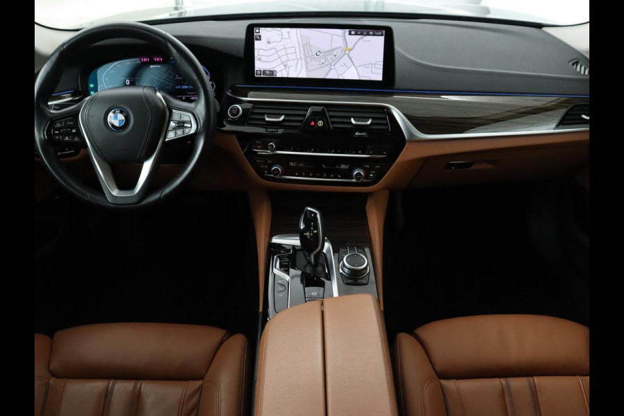 BMW 5 Serie 520e Business Edition Plus | Adaptive cruise | 360 Camera | Luxury Line | Trekhaak | Laserlight | Leder | Stoelverwarming | Live Cockpit | Navigatie | Keyless