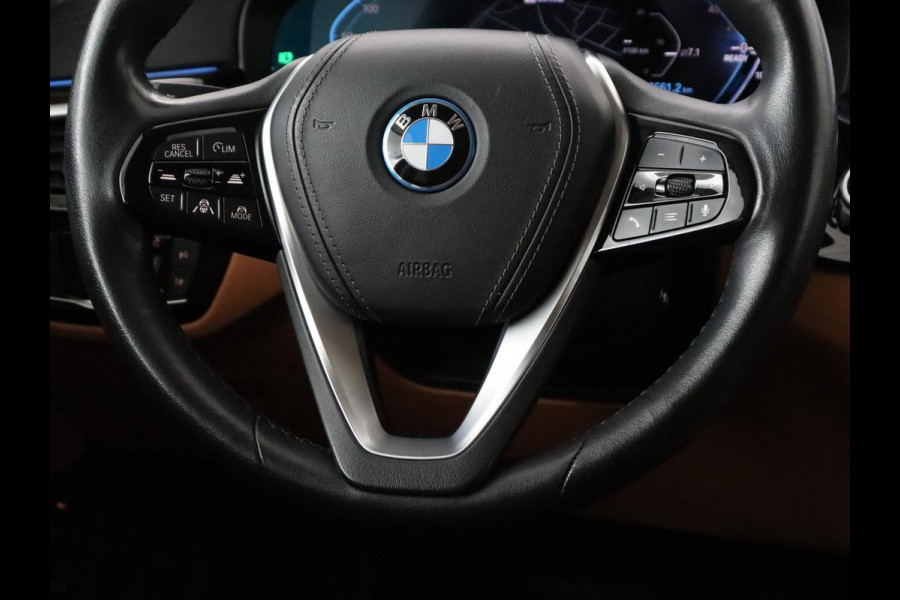 BMW 5 Serie 520e Business Edition Plus | Adaptive cruise | 360 Camera | Luxury Line | Trekhaak | Laserlight | Leder | Stoelverwarming | Live Cockpit | Navigatie | Keyless