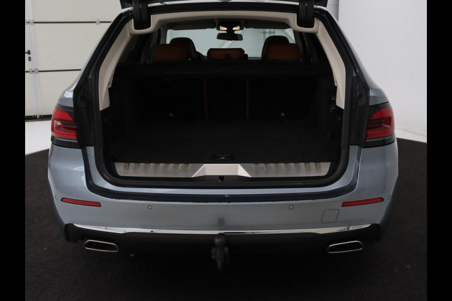 BMW 5 Serie 520e Business Edition Plus | Adaptive cruise | 360 Camera | Luxury Line | Trekhaak | Laserlight | Leder | Stoelverwarming | Live Cockpit | Navigatie | Keyless
