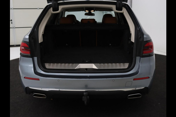 BMW 5 Serie 520e Business Edition Plus | Adaptive cruise | 360 Camera | Luxury Line | Trekhaak | Laserlight | Leder | Stoelverwarming | Live Cockpit | Navigatie | Keyless