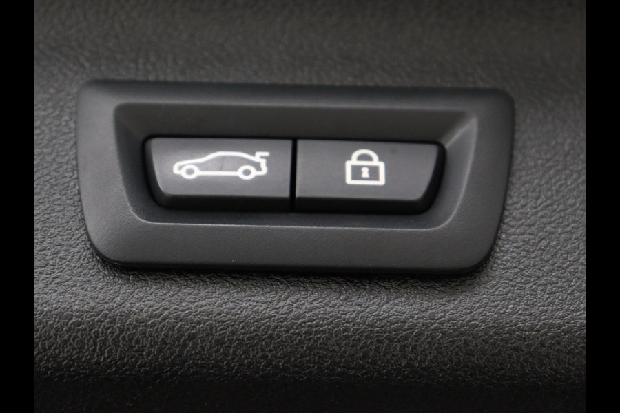 BMW 5 Serie 520e Business Edition Plus | Adaptive cruise | 360 Camera | Luxury Line | Trekhaak | Laserlight | Leder | Stoelverwarming | Live Cockpit | Navigatie | Keyless