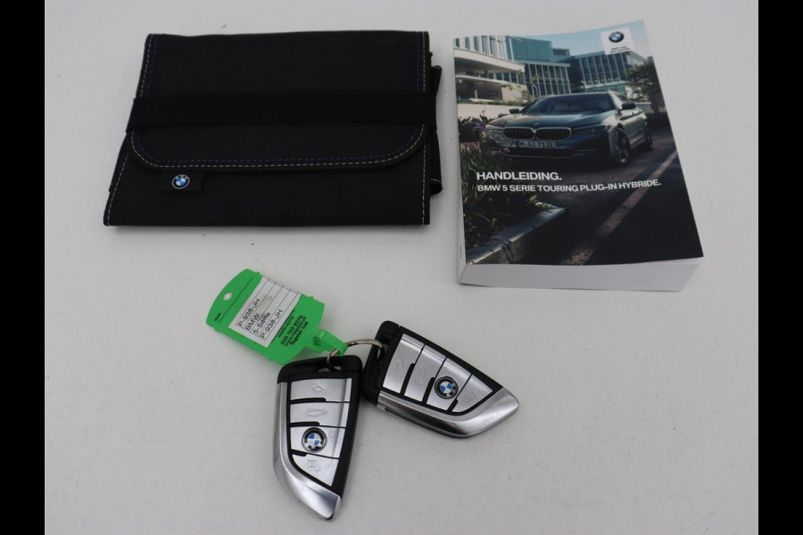 BMW 5 Serie 520e Business Edition Plus | Adaptive cruise | 360 Camera | Luxury Line | Trekhaak | Laserlight | Leder | Stoelverwarming | Live Cockpit | Navigatie | Keyless
