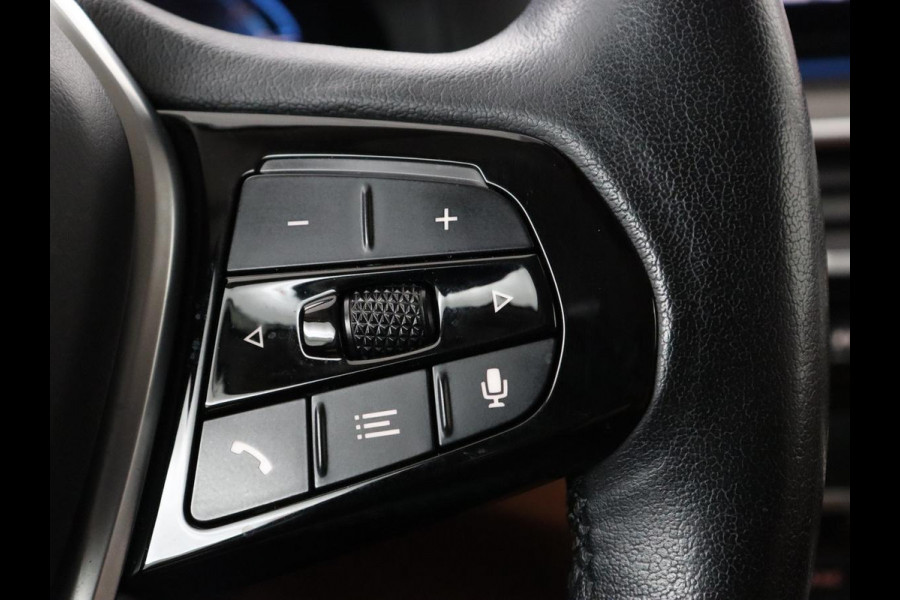 BMW 5 Serie 520e Business Edition Plus | Adaptive cruise | 360 Camera | Luxury Line | Trekhaak | Laserlight | Leder | Stoelverwarming | Live Cockpit | Navigatie | Keyless