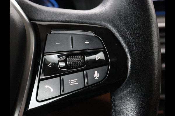 BMW 5 Serie 520e Business Edition Plus | Adaptive cruise | 360 Camera | Luxury Line | Trekhaak | Laserlight | Leder | Stoelverwarming | Live Cockpit | Navigatie | Keyless