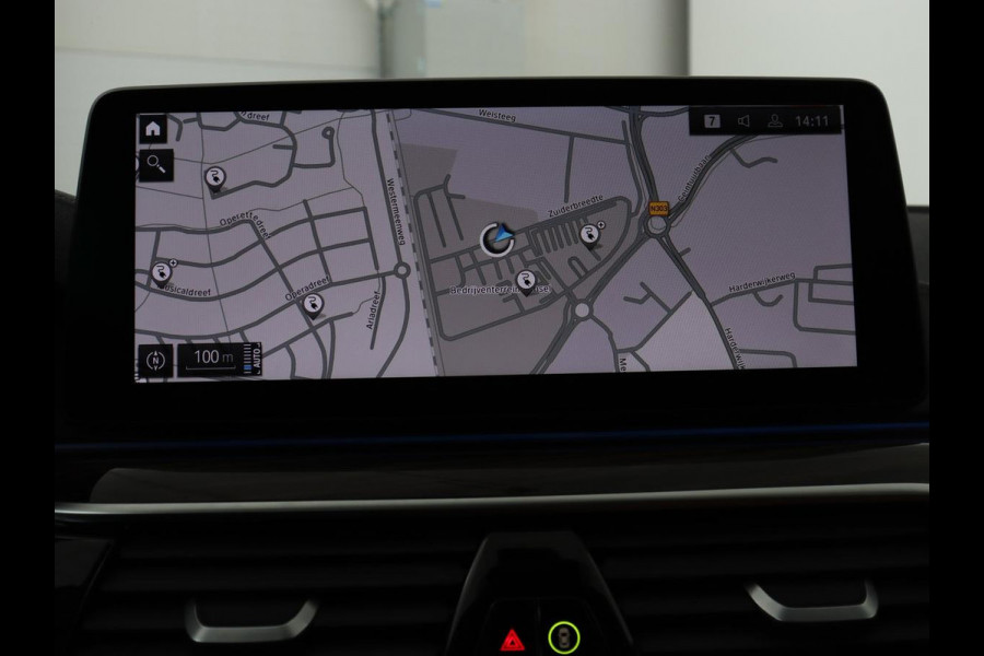 BMW 5 Serie 520e Business Edition Plus | Adaptive cruise | 360 Camera | Luxury Line | Trekhaak | Laserlight | Leder | Stoelverwarming | Live Cockpit | Navigatie | Keyless