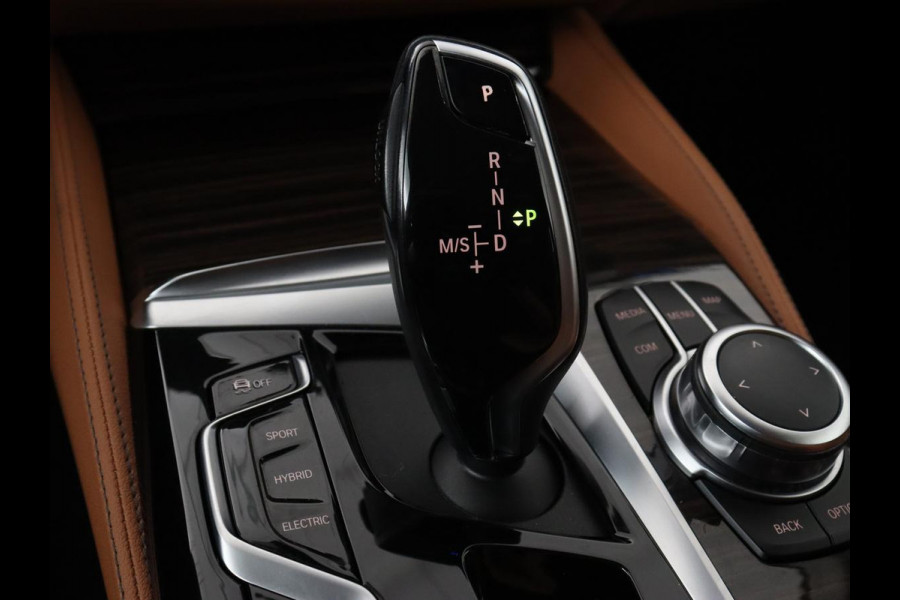 BMW 5 Serie 520e Business Edition Plus | Adaptive cruise | 360 Camera | Luxury Line | Trekhaak | Laserlight | Leder | Stoelverwarming | Live Cockpit | Navigatie | Keyless