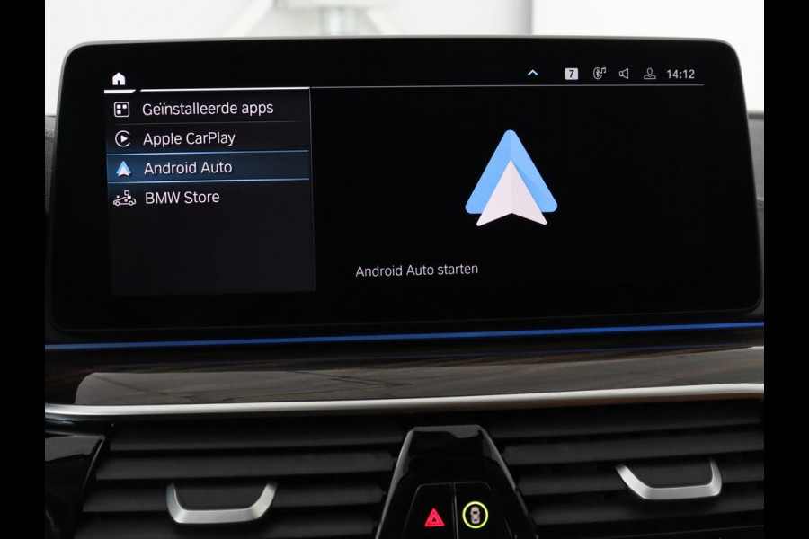 BMW 5 Serie 520e Business Edition Plus | Adaptive cruise | 360 Camera | Luxury Line | Trekhaak | Laserlight | Leder | Stoelverwarming | Live Cockpit | Navigatie | Keyless