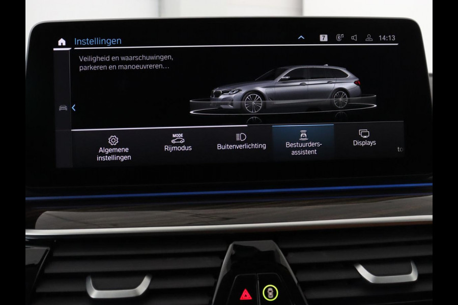 BMW 5 Serie 520e Business Edition Plus | Adaptive cruise | 360 Camera | Luxury Line | Trekhaak | Laserlight | Leder | Stoelverwarming | Live Cockpit | Navigatie | Keyless