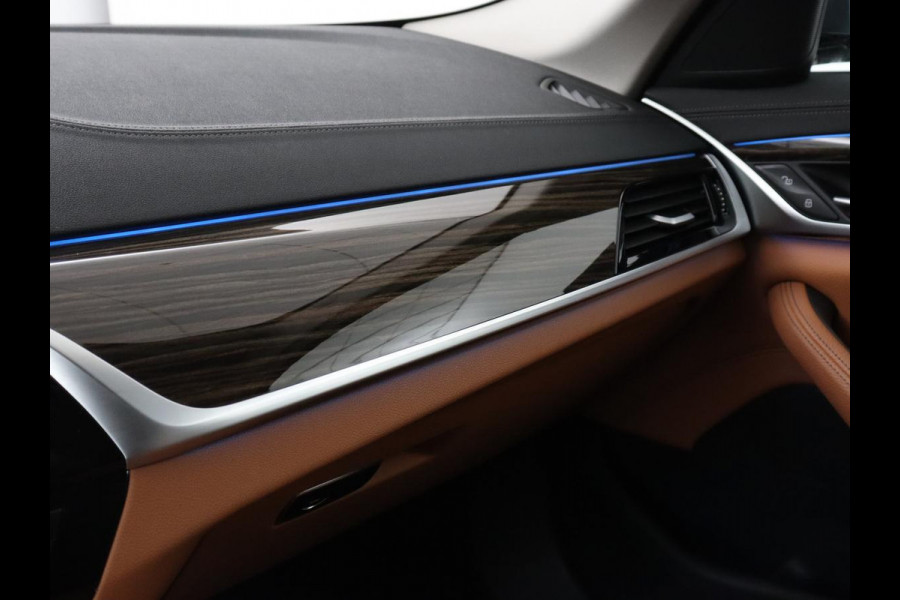 BMW 5 Serie 520e Business Edition Plus | Adaptive cruise | 360 Camera | Luxury Line | Trekhaak | Laserlight | Leder | Stoelverwarming | Live Cockpit | Navigatie | Keyless