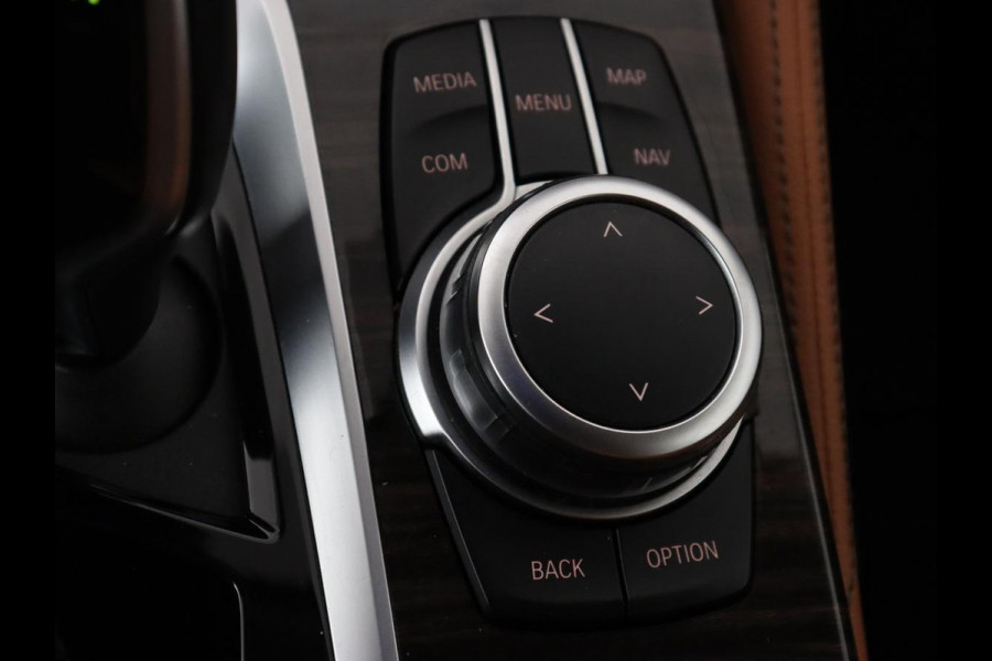 BMW 5 Serie 520e Business Edition Plus | Adaptive cruise | 360 Camera | Luxury Line | Trekhaak | Laserlight | Leder | Stoelverwarming | Live Cockpit | Navigatie | Keyless