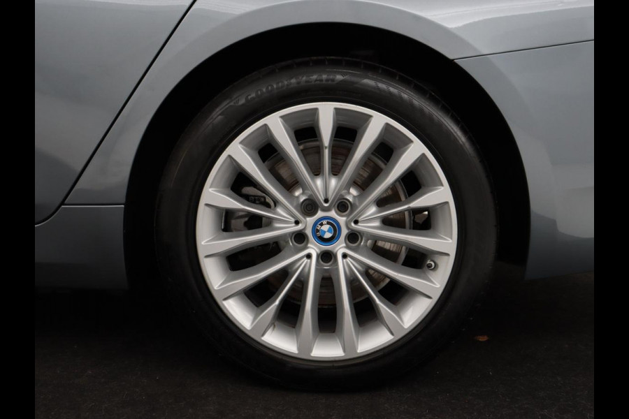 BMW 5 Serie 520e Business Edition Plus | Adaptive cruise | 360 Camera | Luxury Line | Trekhaak | Laserlight | Leder | Stoelverwarming | Live Cockpit | Navigatie | Keyless