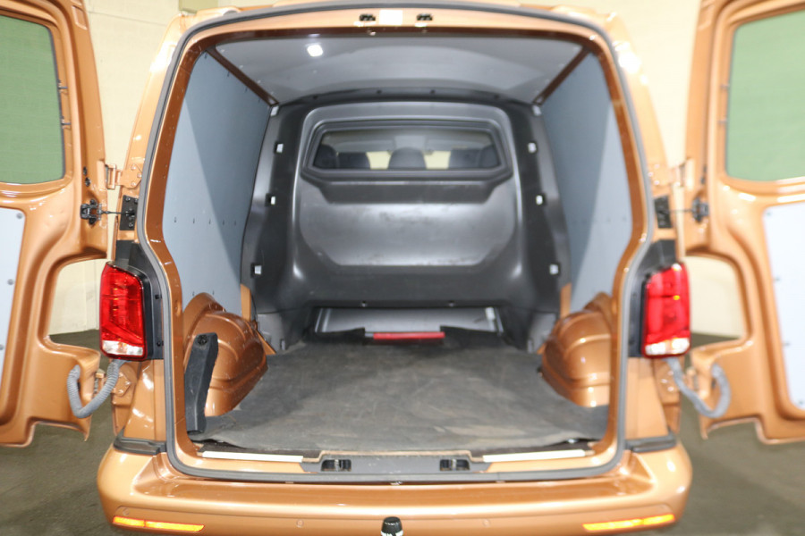 Volkswagen Transporter 2.0 TDI 204pk Bulli L2 H1 DC Airco Navigatie Apple Carplay Trekhaak
