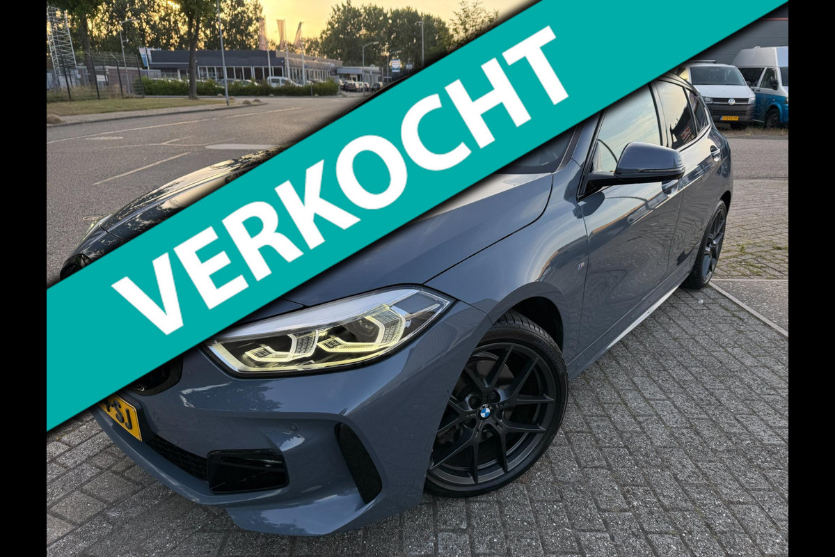 BMW 1-serie 118i M-Edition M-VELGEN PANO ALCANTARA CARPLAY NAP HISTORIE BMW 1-serie 118i M-Edition M-VELGEN PANO ALCANTARA CARPLAY NAP HISTORIE