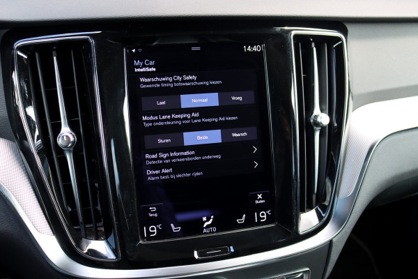 Volvo V60 2.0 B4 R-Design Aut8 | Panoramadak | Camera | Memory | Dodehoekassistent | Leder | Apple-Carplay | DAB | Stoelverwarming |