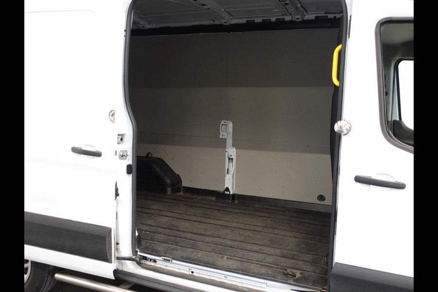 Ford Transit 330 2.0 TDCI L3H2 Trend Navigatie Camera Carplay Trekhaak Cruise control Airco