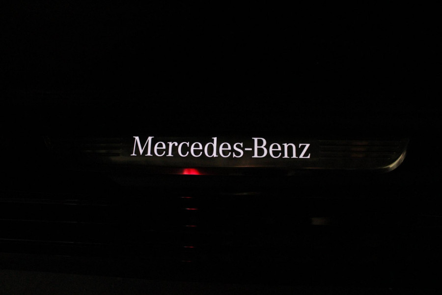 Mercedes-Benz E-Klasse 300e BUSINESS SOLUTION AMG NIGHT EDITION | AMG-STYLING | LICHTMETALEN VELGEN 19" | 360° CAMERA | | TREKHAAK | MULTIBEAM MATRIX LED KOPLAMPEN | LED ACHTERLICHTEN | ELEKTRISCH VERSTELBARE VOORSTOELEN MET GEHEUGEN FUNCTIE |  ALCANTARA / KUNSTLEDEREN BEKLEDING | VOORSTOELEN VERWARMBAAR | FULL MAP MBUX AUGMENTED REALITY NAVIGATIE | VERKEERSLICHTWEERGAVE | APPLE CARPLAY / ANDROID AUTO | SFEERVERLICHTING | ELEKTRONIC CLIMATE CONTROL |