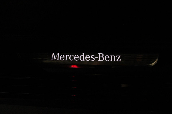 Mercedes-Benz E-Klasse 300e BUSINESS SOLUTION AMG NIGHT EDITION | AMG-STYLING | LICHTMETALEN VELGEN 19" | 360° CAMERA | | TREKHAAK | MULTIBEAM MATRIX LED KOPLAMPEN | LED ACHTERLICHTEN | ELEKTRISCH VERSTELBARE VOORSTOELEN MET GEHEUGEN FUNCTIE |  ALCANTARA / KUNSTLEDEREN BEKLEDING | VOORSTOELEN VERWARMBAAR | FULL MAP MBUX AUGMENTED REALITY NAVIGATIE | VERKEERSLICHTWEERGAVE | APPLE CARPLAY / ANDROID AUTO | SFEERVERLICHTING | ELEKTRONIC CLIMATE CONTROL |