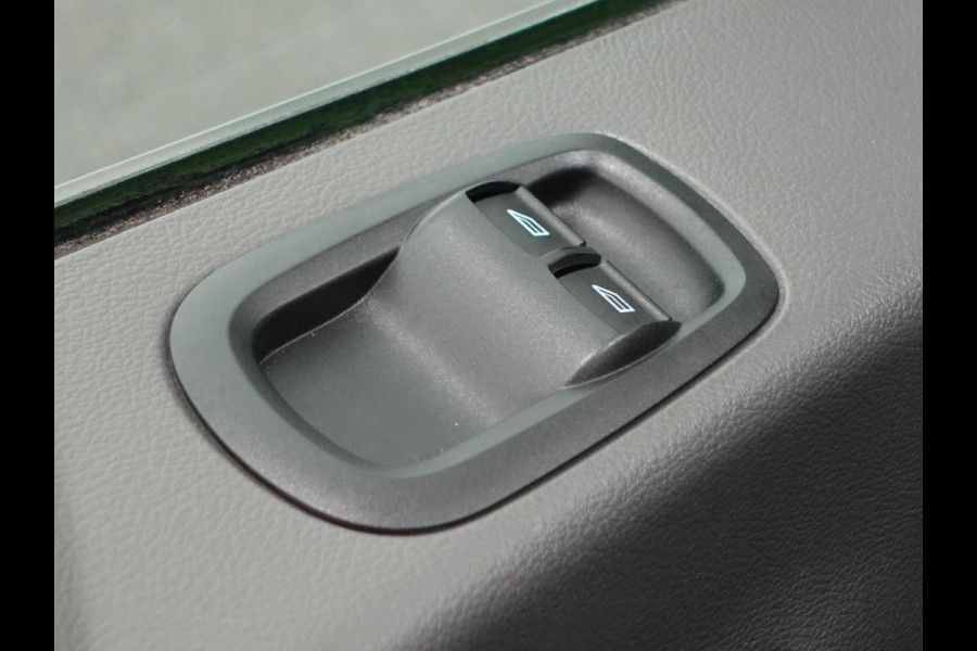 Ford Transit 310 105PK L3H2 Trend Navigatie Airco Parkeersensoren Bluetooth 3Zits Trekhaak Camera