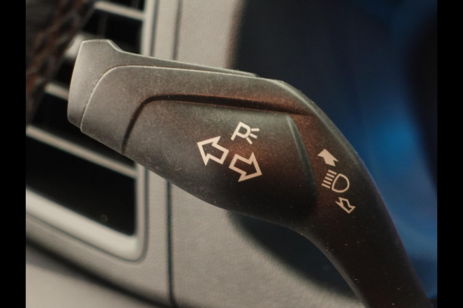 Ford Transit Custom 131pk L2H1 Trend Trekhaak Camera Cruise control Airco Parkeersensoren 3-Zits Euro6