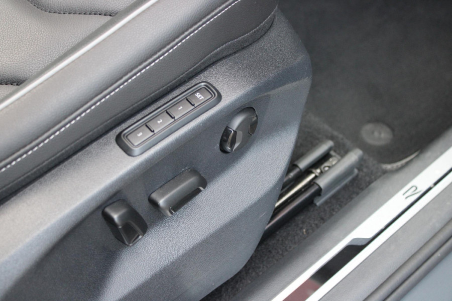 Volkswagen Tiguan 1.4 TSI 245PK eHybrid R-LINE BUSINESS + | BEKLEDING LEDER VIENNA | PANORAMISCH SCHUIF/KANTEL DAK | ELEKTRISCH WEGKLAPENBARE TREKHAAK | R-LINE INTERIEUR/EXTERIEUR | VERWARMBARE VOORSTOELEN/STUUR | ELEKTRISCH BEDIENBARE VOORSTOELEN MET GEHEUGEN FUNCTIE | AKOESTISCH GLAS GETINT | KEYLESS ACCESS/START | ELEKTRISCH BEDIENABRE ACHTERKLEP | DAKSPOILER R-LINE | SFEER VERLICHTING | RIJASSISTENT PAKKET O.A. LANE ASSIST EN ADAPTIVE CRUISE CONTROL EN DODEHOEK DETECTIE | NAVIGATIE | APPLE CARPLAY/ANDROID AUTO | DAB+ RADIO | LED MATRIX KOPLAMPEN (IQ LIGHT) | DRAADLOZE TELEFOONLADER