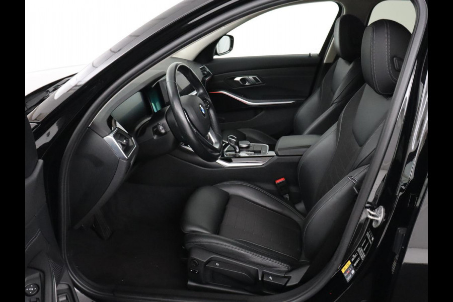 BMW 3-serie 330e Sport Line | Stoel & stuurverwarming | Adaptive cruise | Trekhaak | Sportstoelen | Carplay | Sfeerverlichting | Half leder | Navigatie | Full LED | PHEV