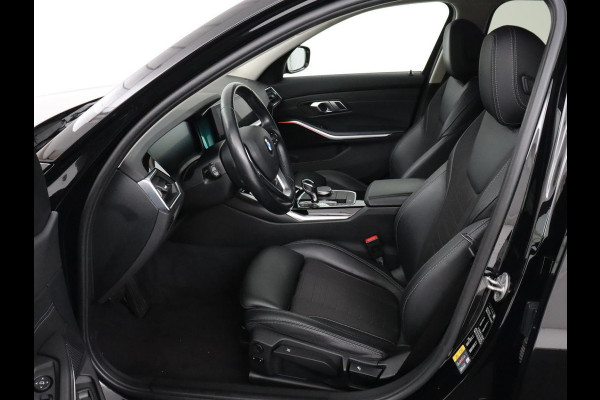 BMW 3-serie 330e Sport Line | Stoel & stuurverwarming | Adaptive cruise | Trekhaak | Sportstoelen | Carplay | Sfeerverlichting | Half leder | Navigatie | Full LED | PHEV