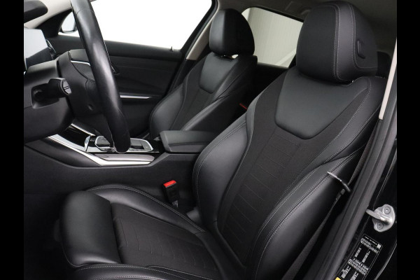 BMW 3-serie 330e Sport Line | Stoel & stuurverwarming | Adaptive cruise | Trekhaak | Sportstoelen | Carplay | Sfeerverlichting | Half leder | Navigatie | Full LED | PHEV