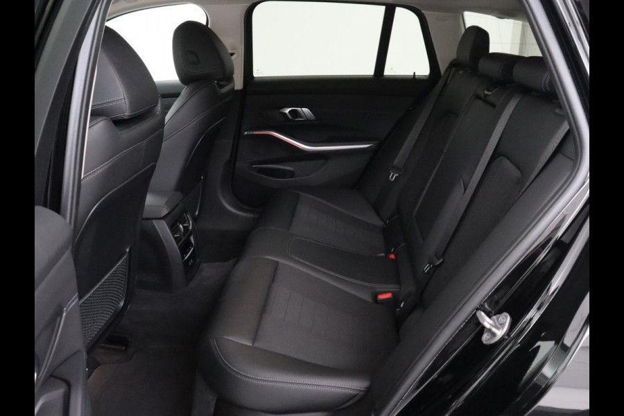 BMW 3-serie 330e Sport Line | Stoel & stuurverwarming | Adaptive cruise | Trekhaak | Sportstoelen | Carplay | Sfeerverlichting | Half leder | Navigatie | Full LED | PHEV