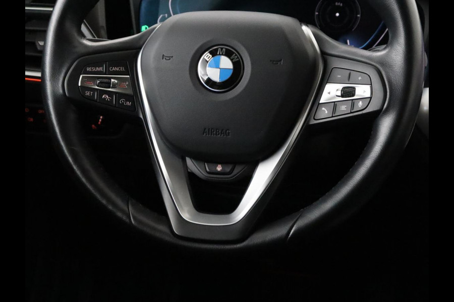 BMW 3-serie 330e Sport Line | Stoel & stuurverwarming | Adaptive cruise | Trekhaak | Sportstoelen | Carplay | Sfeerverlichting | Half leder | Navigatie | Full LED | PHEV