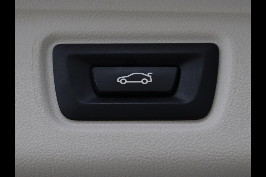 BMW 3-serie 330e Sport Line | Stoel & stuurverwarming | Adaptive cruise | Trekhaak | Sportstoelen | Carplay | Sfeerverlichting | Half leder | Navigatie | Full LED | PHEV
