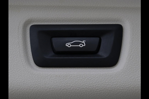 BMW 3-serie 330e Sport Line | Stoel & stuurverwarming | Adaptive cruise | Trekhaak | Sportstoelen | Carplay | Sfeerverlichting | Half leder | Navigatie | Full LED | PHEV