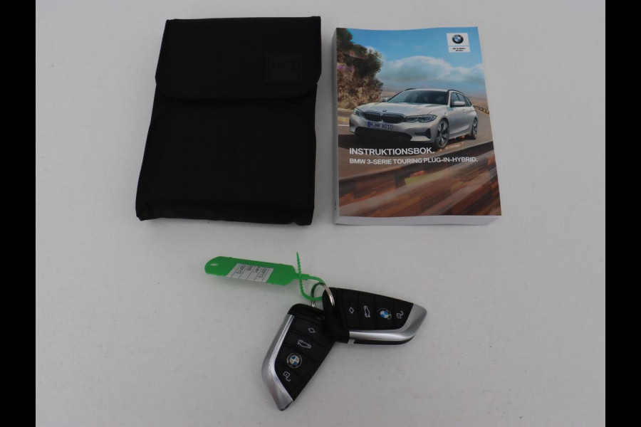 BMW 3-serie 330e Sport Line | Stoel & stuurverwarming | Adaptive cruise | Trekhaak | Sportstoelen | Carplay | Sfeerverlichting | Half leder | Navigatie | Full LED | PHEV
