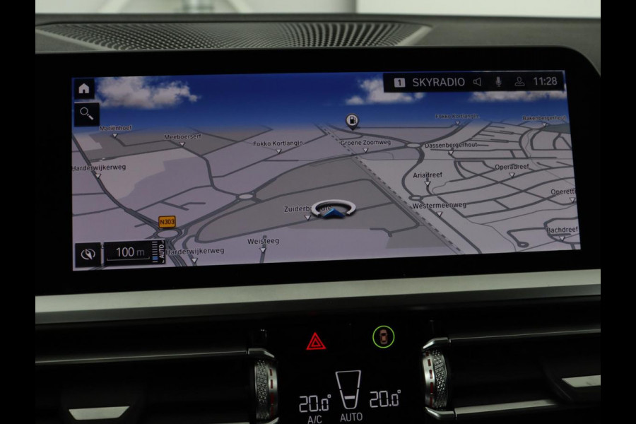 BMW 3-serie 330e Sport Line | Stoel & stuurverwarming | Adaptive cruise | Trekhaak | Sportstoelen | Carplay | Sfeerverlichting | Half leder | Navigatie | Full LED | PHEV