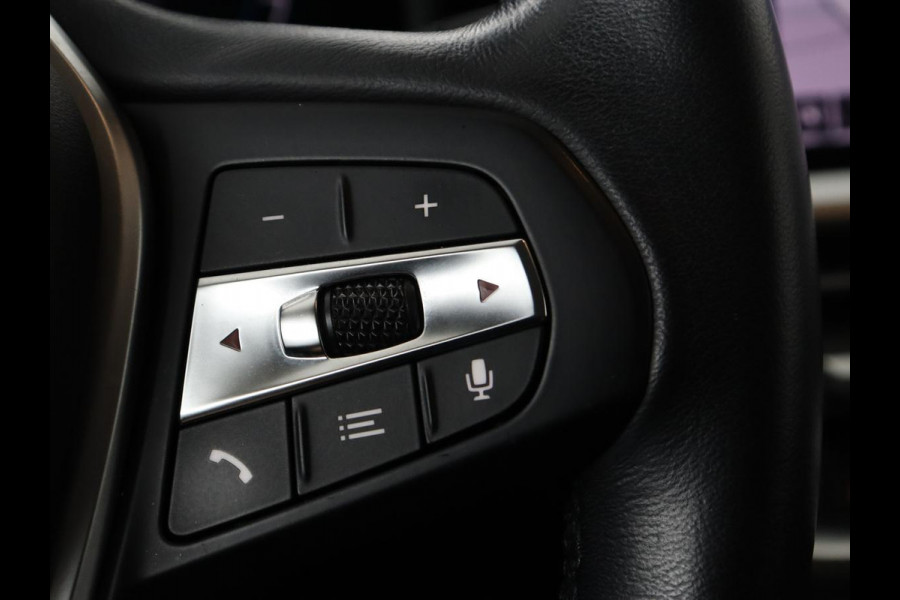 BMW 3-serie 330e Sport Line | Stoel & stuurverwarming | Adaptive cruise | Trekhaak | Sportstoelen | Carplay | Sfeerverlichting | Half leder | Navigatie | Full LED | PHEV