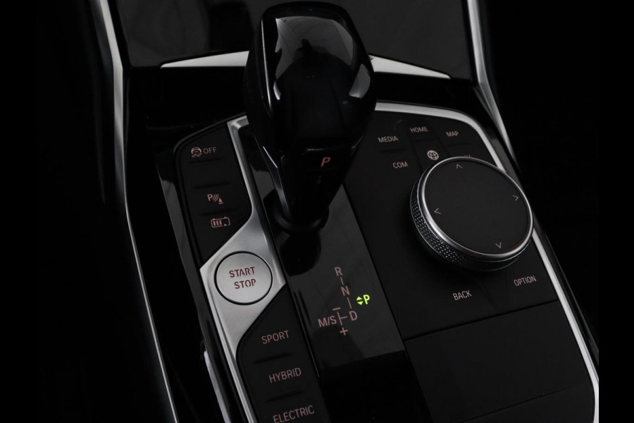 BMW 3-serie 330e Sport Line | Stoel & stuurverwarming | Adaptive cruise | Trekhaak | Sportstoelen | Carplay | Sfeerverlichting | Half leder | Navigatie | Full LED | PHEV