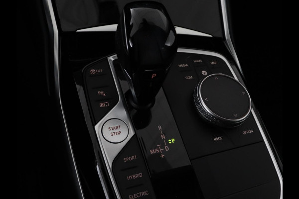 BMW 3-serie 330e Sport Line | Stoel & stuurverwarming | Adaptive cruise | Trekhaak | Sportstoelen | Carplay | Sfeerverlichting | Half leder | Navigatie | Full LED | PHEV