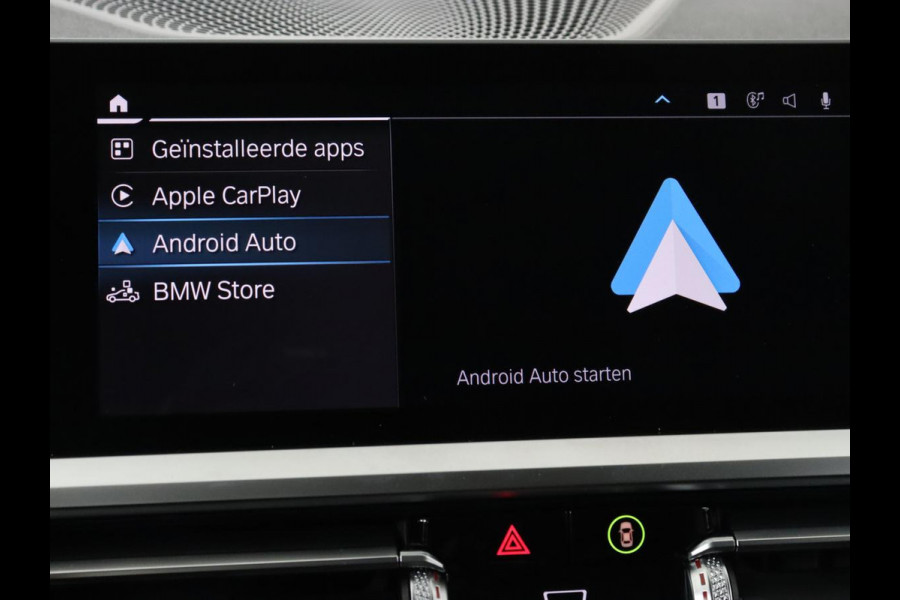 BMW 3-serie 330e Sport Line | Stoel & stuurverwarming | Adaptive cruise | Trekhaak | Sportstoelen | Carplay | Sfeerverlichting | Half leder | Navigatie | Full LED | PHEV