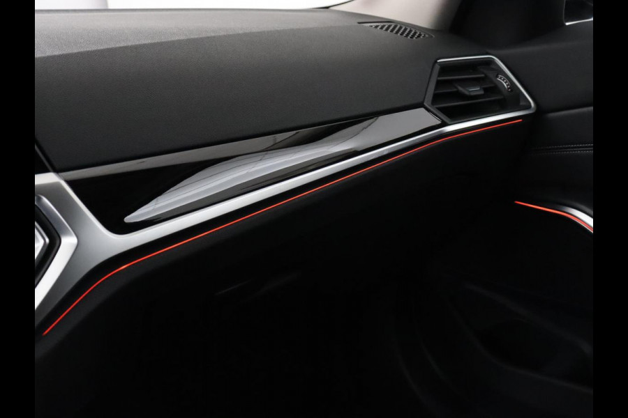 BMW 3-serie 330e Sport Line | Stoel & stuurverwarming | Adaptive cruise | Trekhaak | Sportstoelen | Carplay | Sfeerverlichting | Half leder | Navigatie | Full LED | PHEV